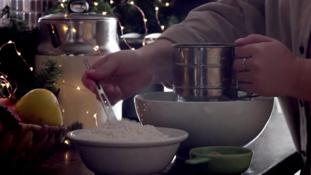 Vrouw zeven bloem voor bakkerij zeven bloem voor het bakken — Stockvideo