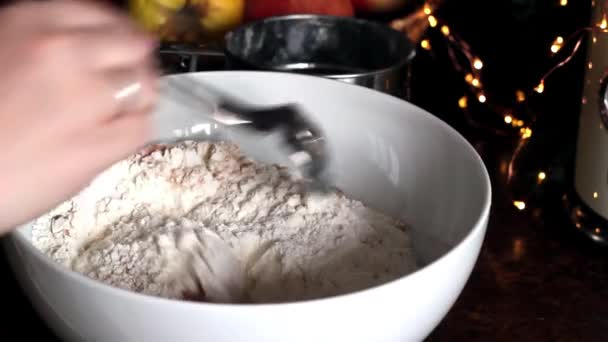 Eine Köchin mischt Mehl mit Gewürzen — Stockvideo