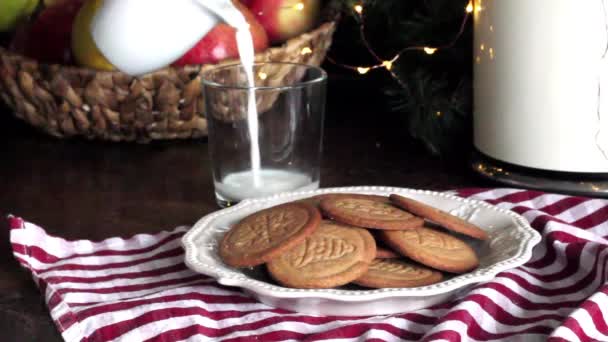 Una mujer vierte leche en un vaso para galletas de jengibre — Vídeos de Stock