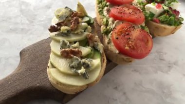 Kesme tahtasında nefis bir bruschetta seti