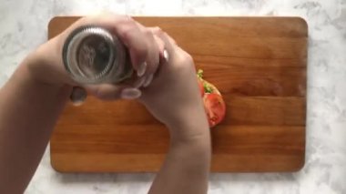 Kesme tahtasında nefis bir bruschetta seti servis ediyorum.