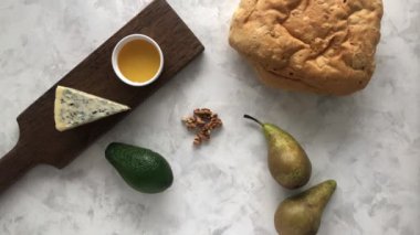 Bir kadın bruschetta yapmak için malzeme hazırlar.