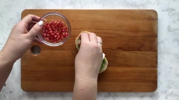 Serving bruschetta with avocado, pomegranate and feta cheese — Stock Video