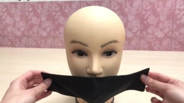 Bir mankenin kafasına maske takmak