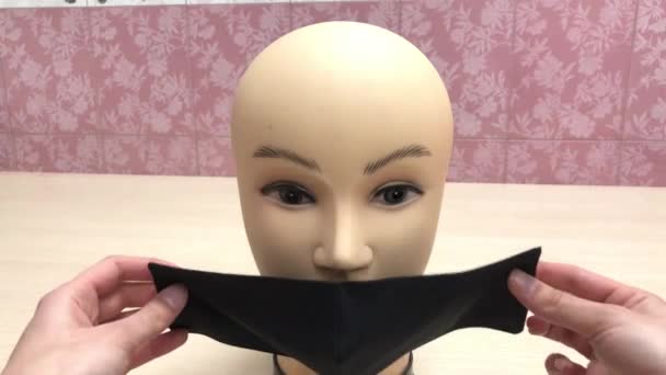 Montáž masky na hlavu figuríny — Stock video