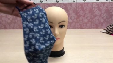 Bir mankenin kafasına maske takmak
