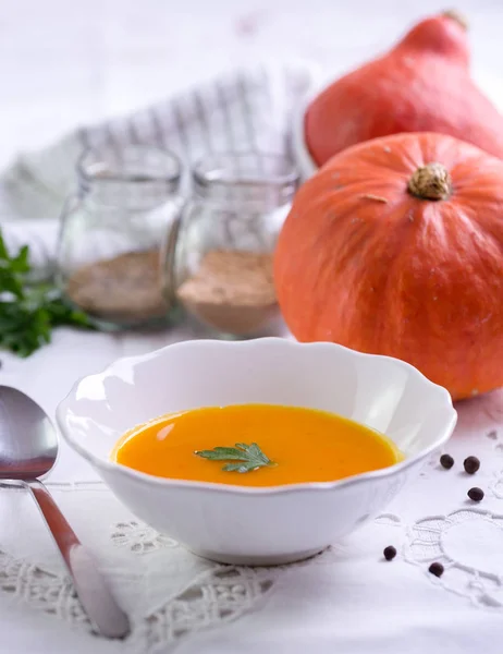 Herbst-Kürbissuppe auf weißer Tischdecke. — Stockfoto