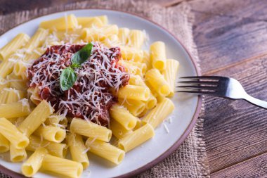 Makarna salça ve kahvaltilari ile doğal ahşap masa.