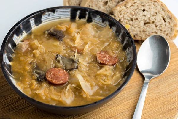 Sopa de repolho de Natal com cogumelos em fundo natural . — Fotografia de Stock