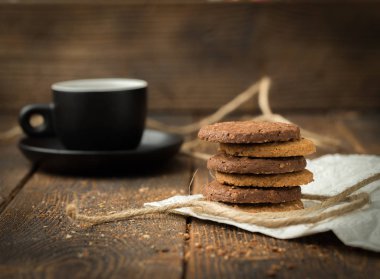 Bisküvi kahve koyu ahşap zemin üzerine yığılmış.