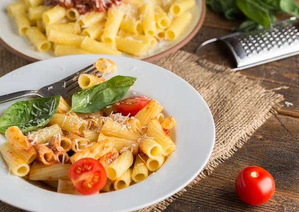 Makarna salça ve kahvaltilari üzerinde doğal ahşap hizmet