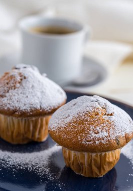 Kahve ile toz şeker serpilir muffins ile Kahvaltı.