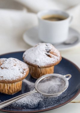 Kahvaltı ile toz şeker kek ve kahve de arkasında.