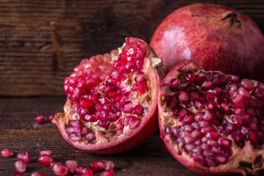 Ahşap doğal masa üzerine nar.