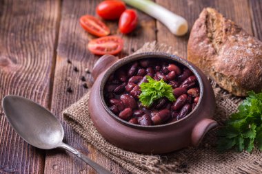 Fasulye çorbası domates ahşap masa üzerinde ev hazırlanmış kase.