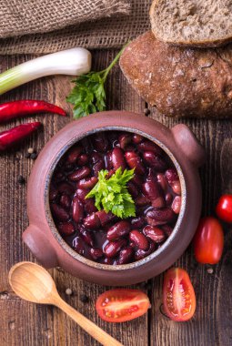 Fasulye çorbası domates ahşap masa üzerinde ev hazırlanmış kase.