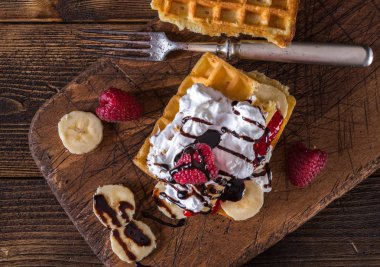 Muz ve çift krem rustik tablo ile Belçika waffle.