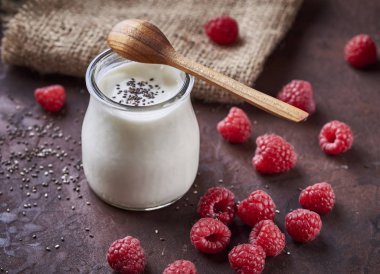 Ahududu rustik masada cam kapta beyaz Yoğurtlu.