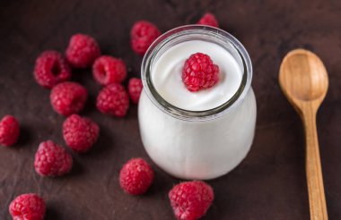 Ahududu rustik masada cam kapta beyaz Yoğurtlu.