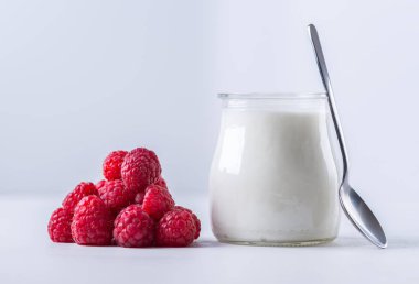 Ahududu beyaz masada cam kapta beyaz Yoğurtlu.