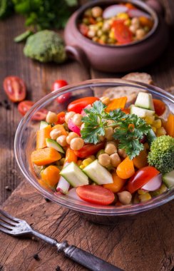 Brokoli ve domates karanlık cam kase sebze salatası