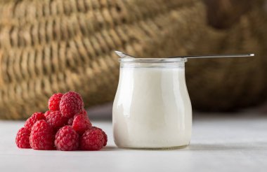 Ahududu ile beyaz tabloda cam kapta beyaz Yoğurtlu 