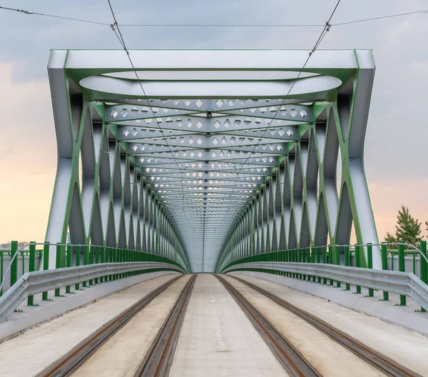 Pohled na zrekonstruované Starý most ze strany Petržalka. — Stock fotografie