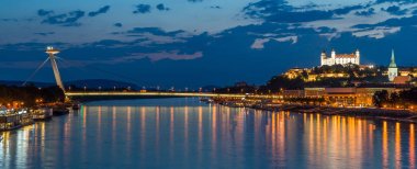 Bratislava yeni köprüde gece manzaralı kale sağ tarafında