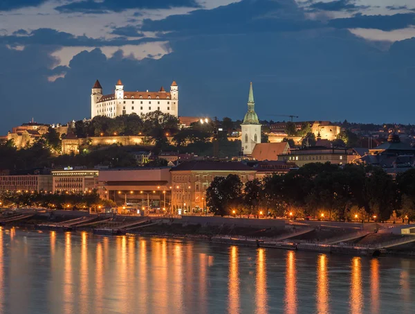 Bratislava castle dunaj ışık yansıması ile gece RI
