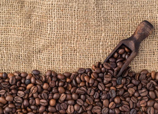 Kahve çekirdekleri kepçe ile farklı türde karışımı. Kahve ba