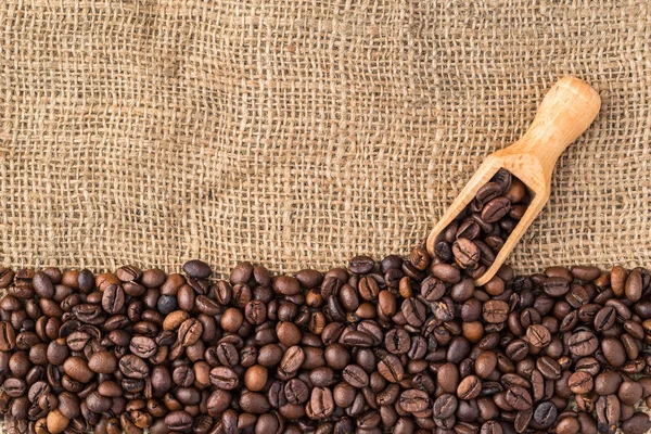 Kahve çekirdekleri kepçe ile farklı türde karışımı. Kahve ba