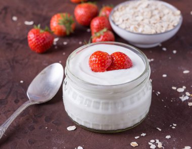 Cam kase kaşık ve starwberries rustik üzerinde beyaz yoğurt