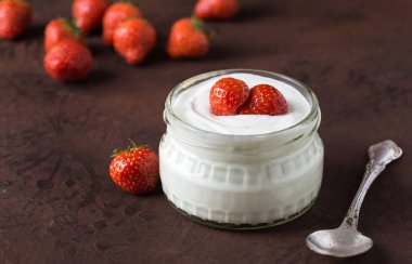 Cam kase kaşık ve starwberries rustik üzerinde beyaz yoğurt