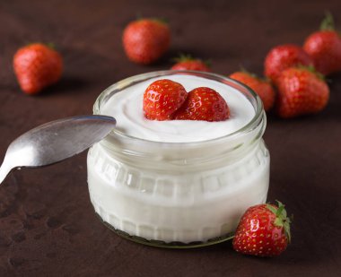 Cam kase kaşık ve starwberries rustik üzerinde beyaz yoğurt