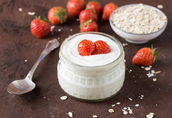 Cam kase kaşık ve starwberries rustik üzerinde beyaz yoğurt