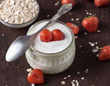 Cam kase kaşık ve starwberries rustik üzerinde beyaz yoğurt