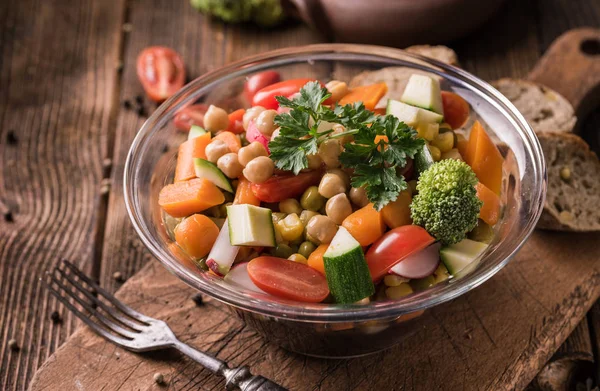 Grönsakssallad i glasskål med broccoli och tomater på mörk — Stockfoto