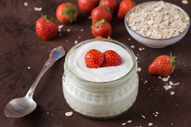 Cam kase kaşık ve starwberries rustik üzerinde beyaz yoğurt