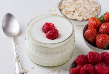 Cam kase kaşık ve starwberries beyaz beyaz yoğurt 