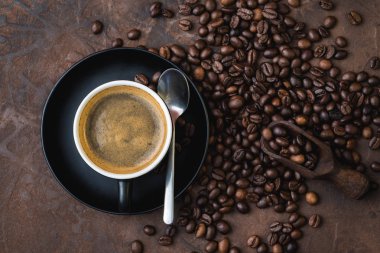 Kahve kahve çekirdekleri keşfi ile rustik çelik arka plan üzerinde