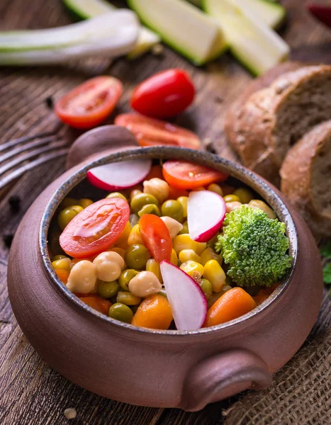Salade de légumes dans un bol en céramique avec brocoli et tomates sur da — Photo