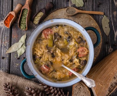 Doğal backgrou tarihinde mantarlar ile Slovak Noel lahana çorbası