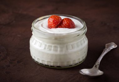 Cam kase kaşık ve starwberries rustik arka plan üzerinde beyaz yoğurt.