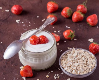 Cam kase kaşık ve starwberries rustik arka plan üzerinde beyaz yoğurt.