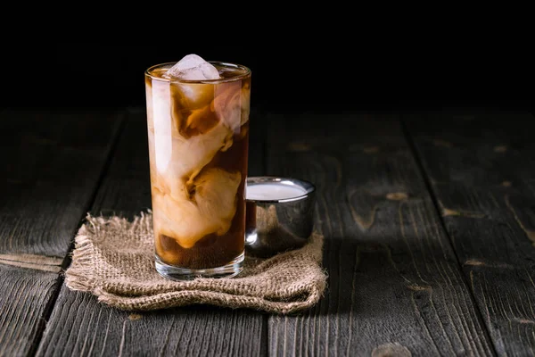 Холодный кофе в высоком стакане со льдом сверху . — стоковое фото