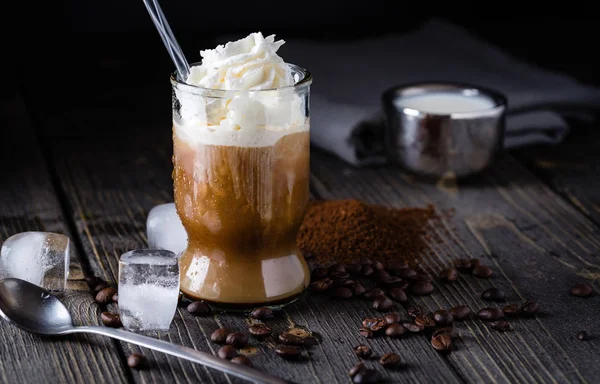 Es kopi dalam gelas tinggi dengan krim dituangkan di atas. — Stok Foto