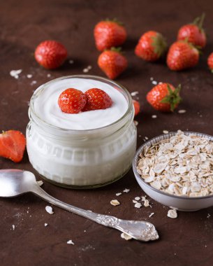 Cam kase kaşık ve starwberries rustik arka plan üzerinde beyaz yoğurt.