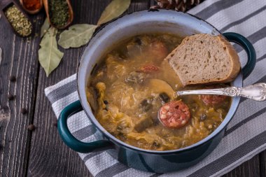 Doğal zemin üzerine mantarlı Slovak Noel lahana çorbası.