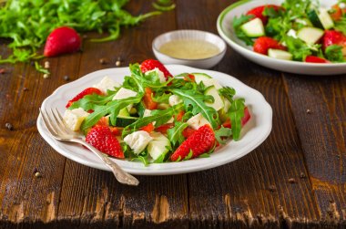 Doğal Rusti'yi üzerinde beyaz tabakta sebze taze çilek salatası