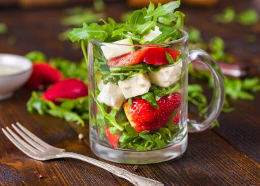 Cam doğal rustik üzerinde taze sebze çilek salatası 
